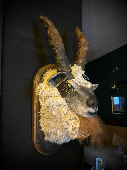 Escultura Baphomet Papel Maché y Encaje