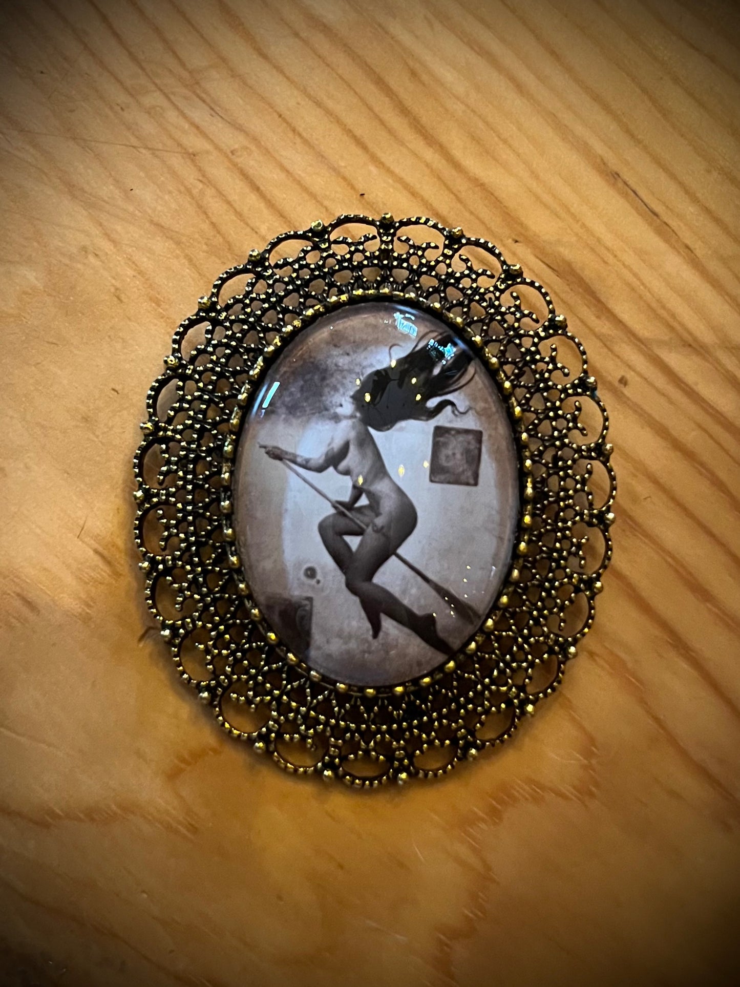 Broche ovalado esotérico