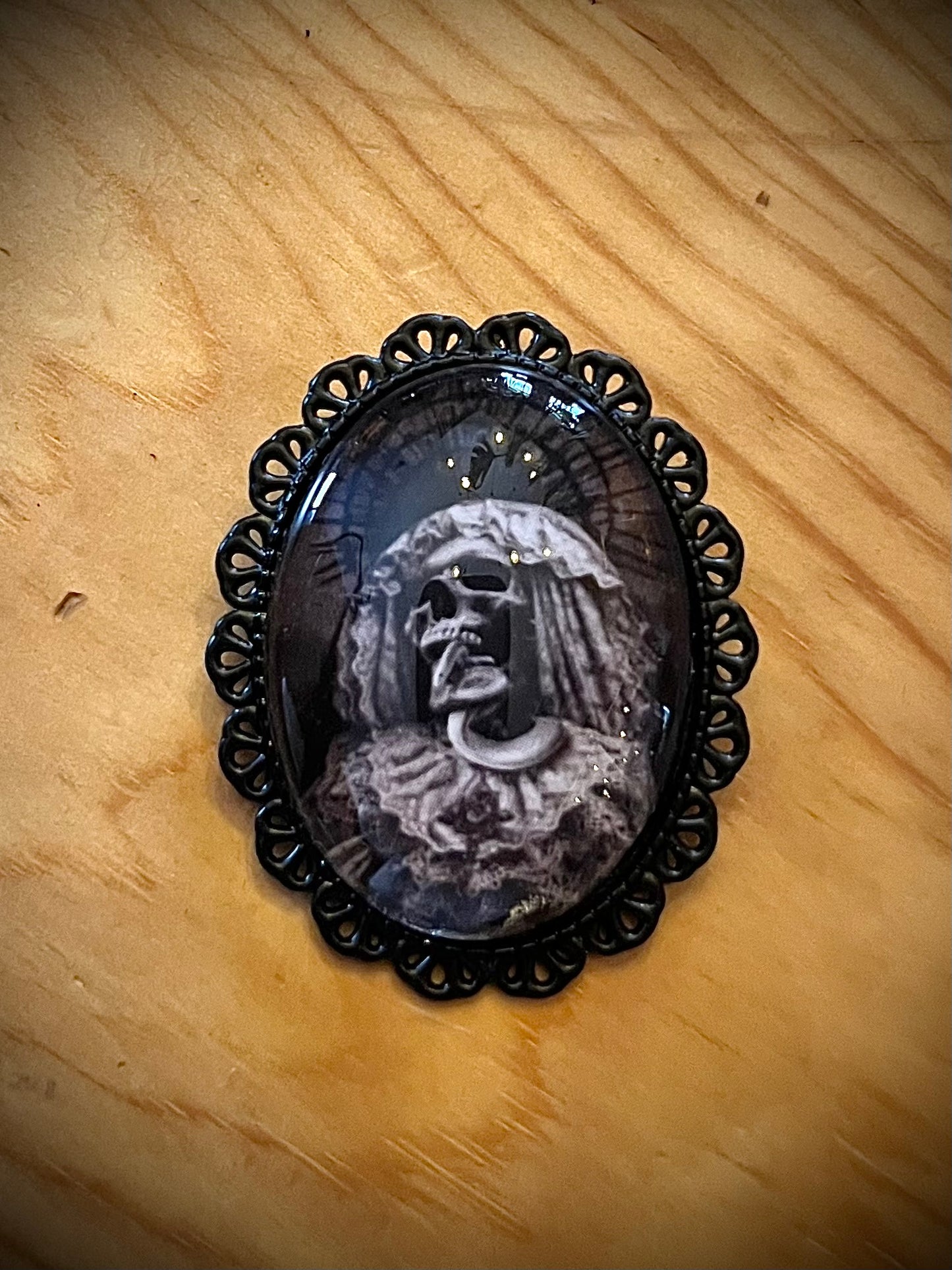 Broche gotico de iconografía oculta