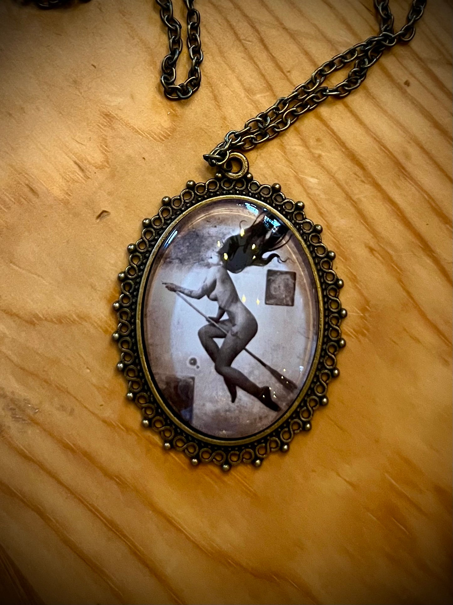 Broche gotico de iconografía oculta