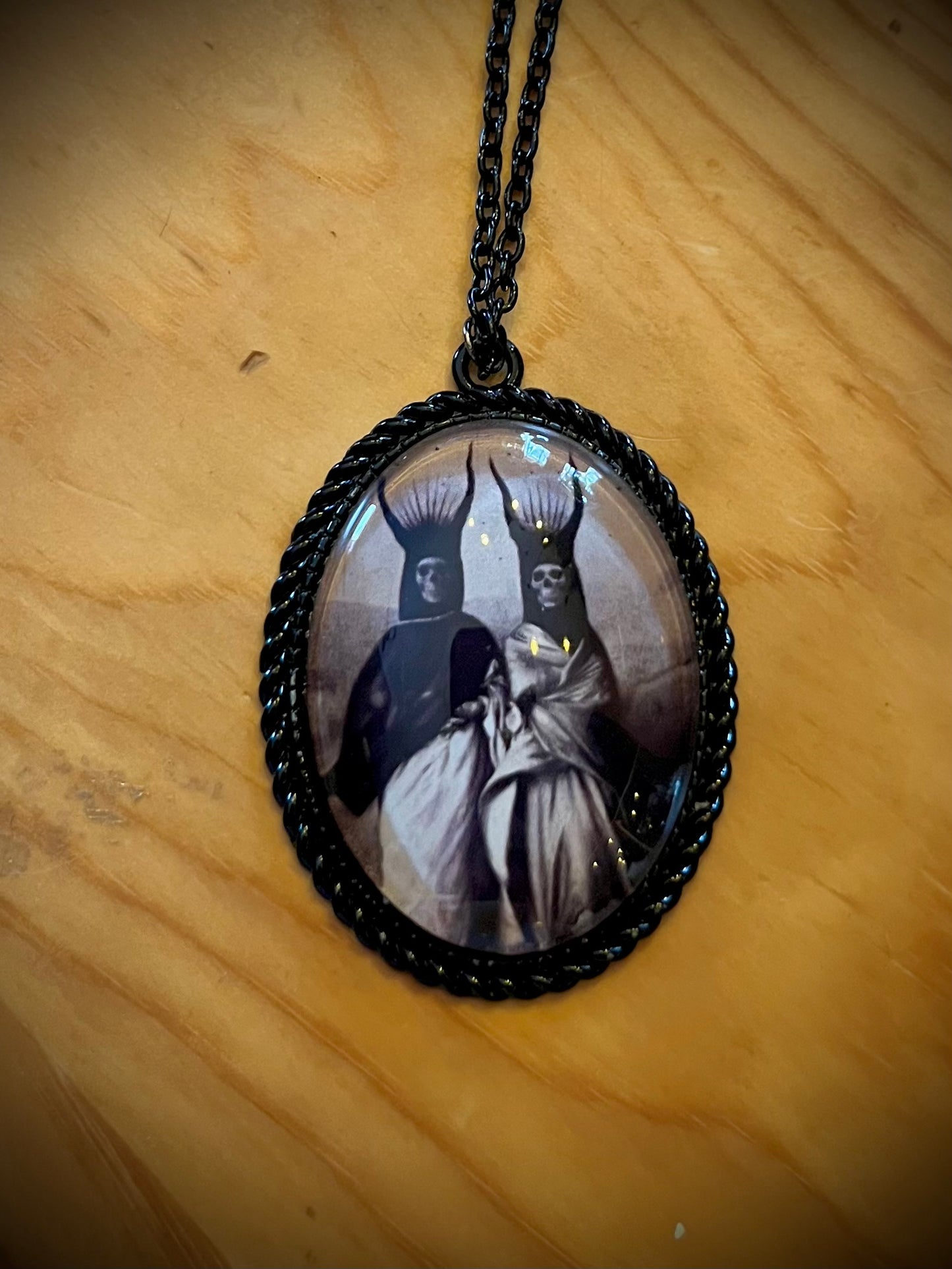 Broche gotico de iconografía oculta