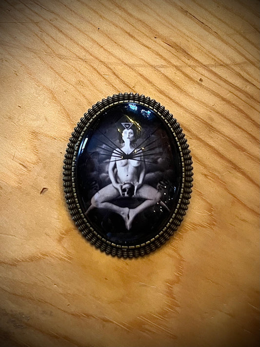 Broche gotico de iconografía oculta