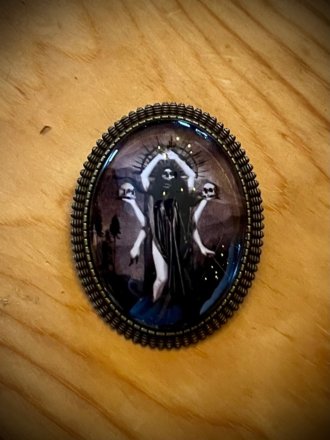 Broche gotico de iconografía oculta