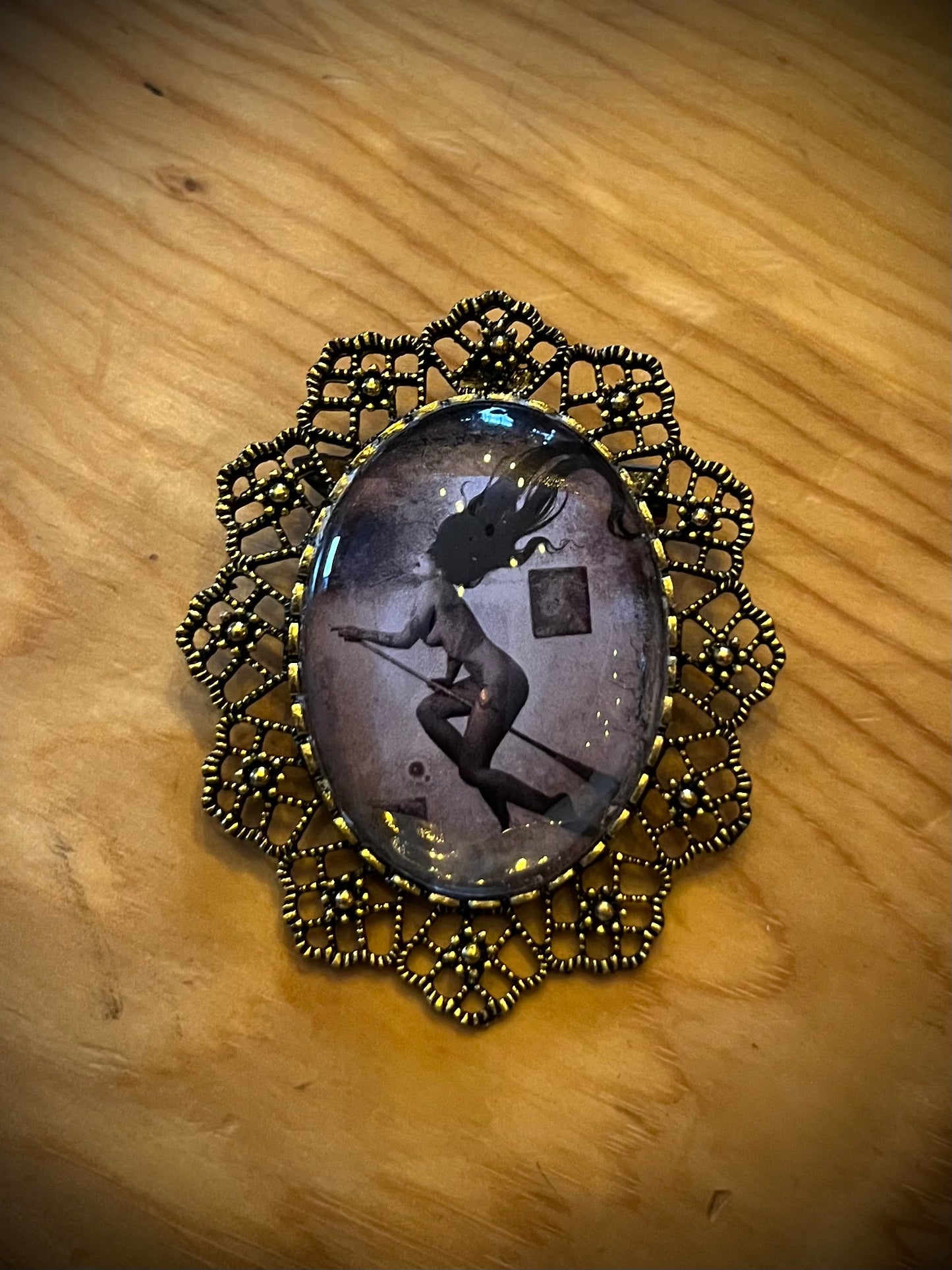 Broche ovalado esotérico