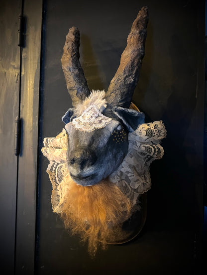 Escultura Baphomet Papel Maché y Encaje