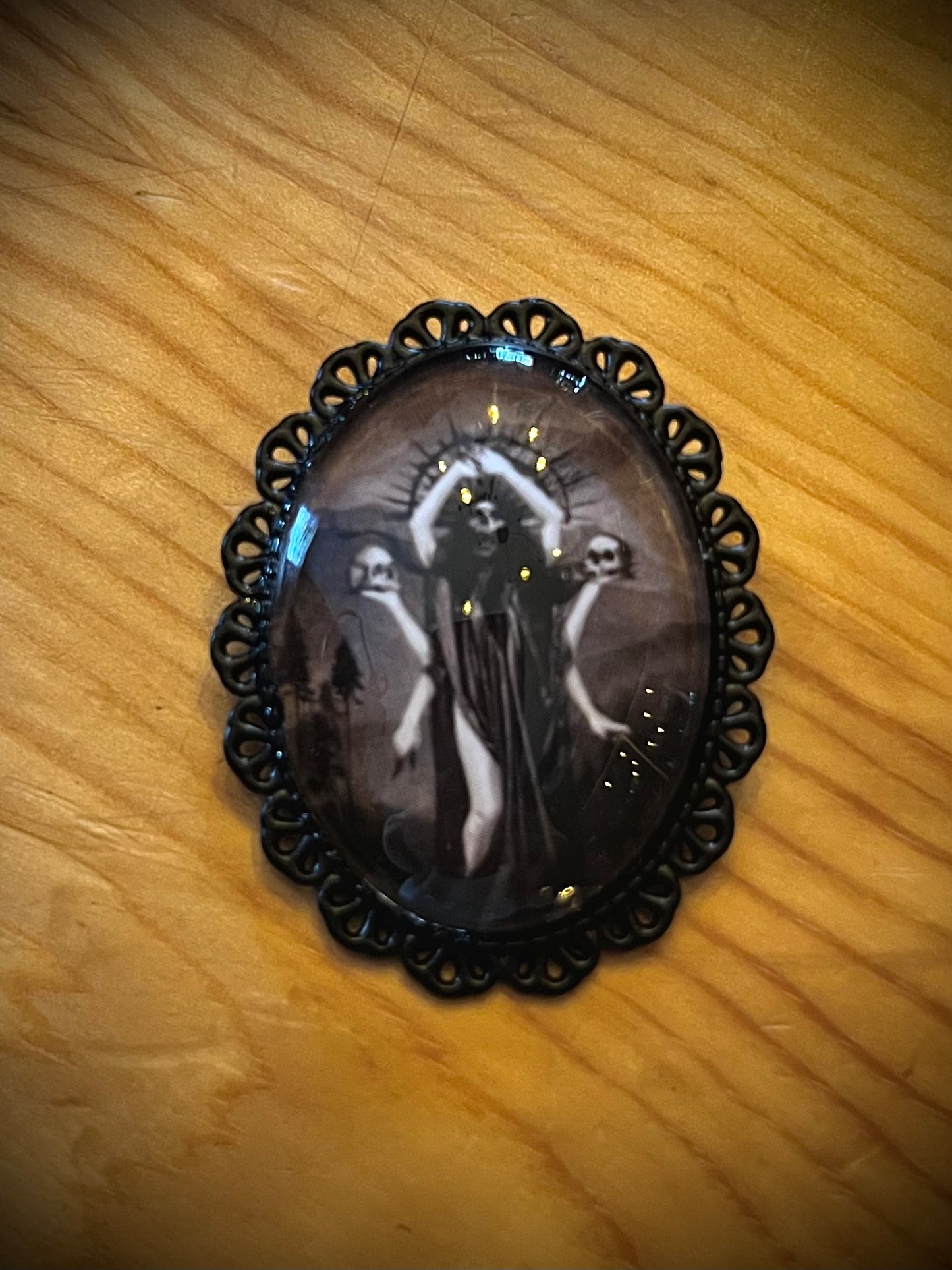 Broche gotico de iconografía oculta