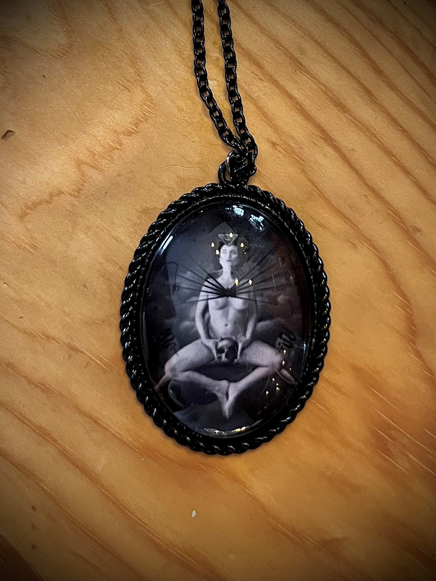 Broche gotico de iconografía oculta