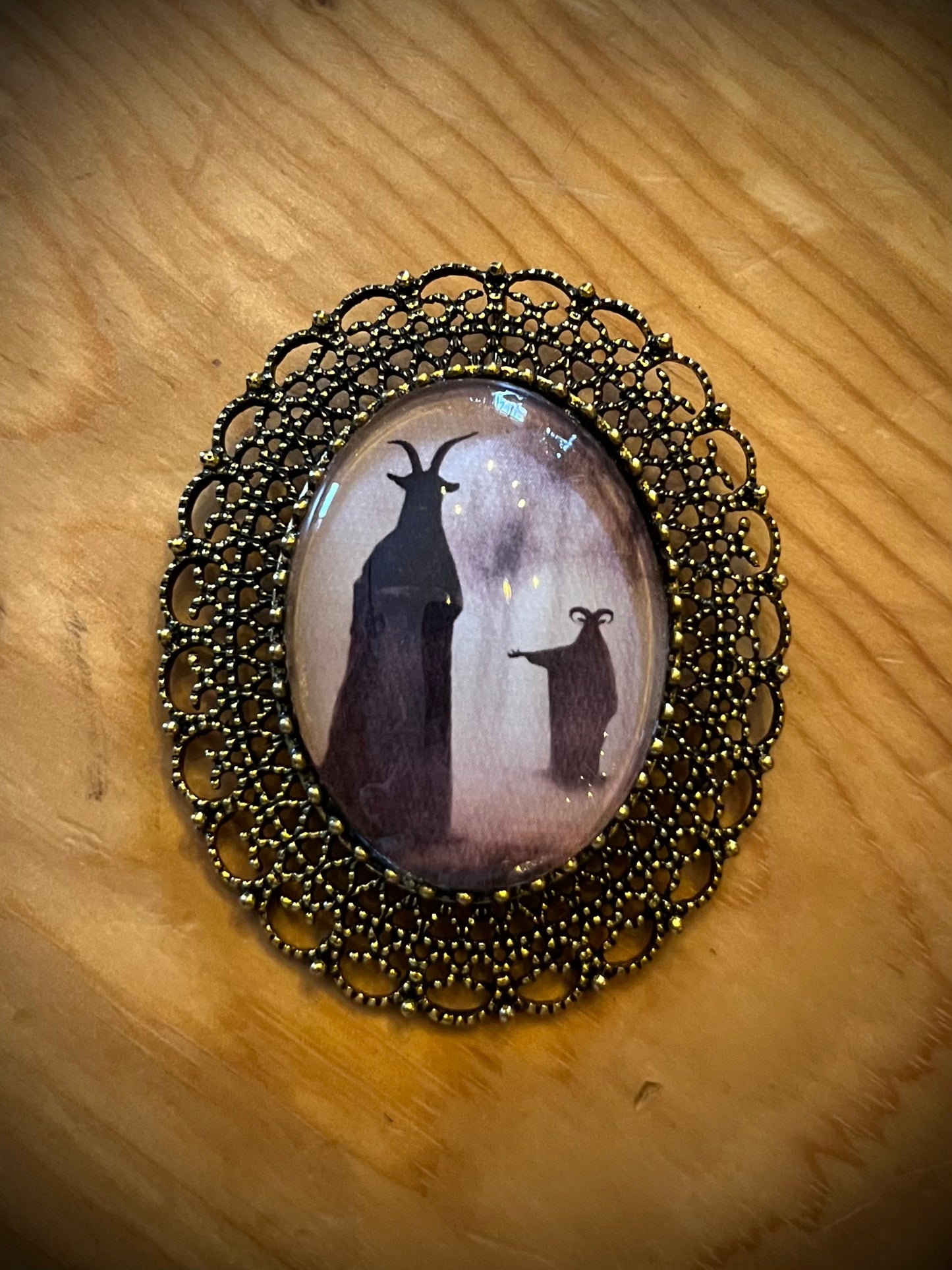 Broche ovalado esotérico